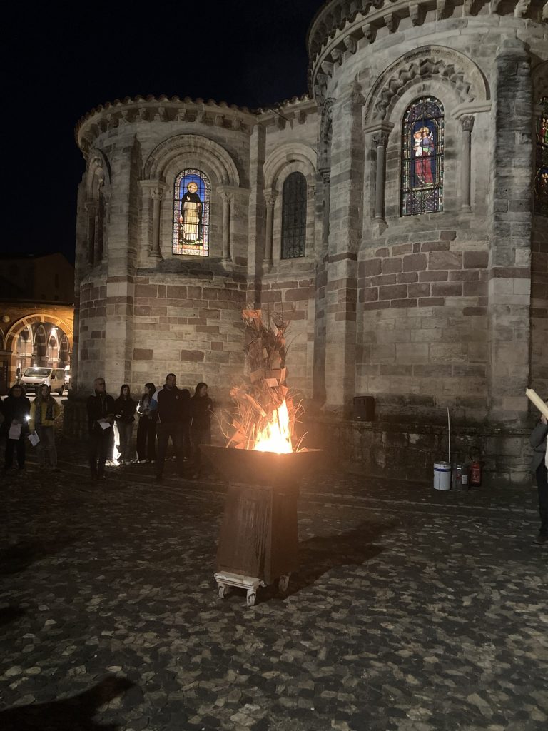 place Grégpoire de Tours Des ténèbres à la lumière! le feu de Pâques