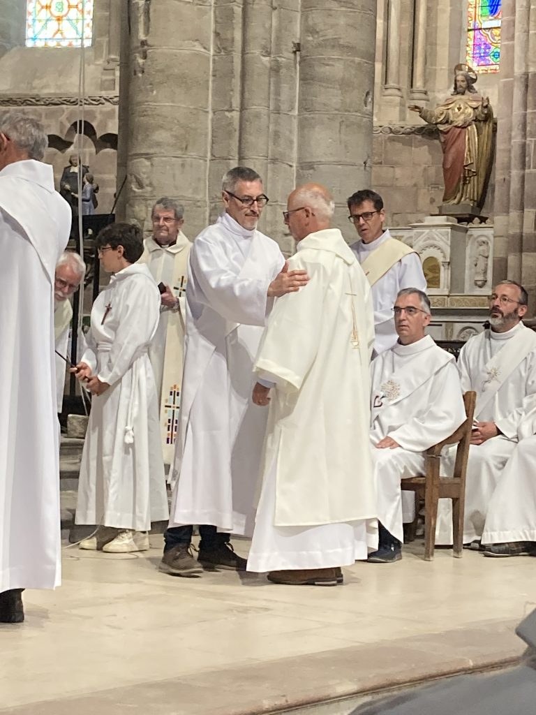 ordination diaconale de Dominique Trincal et Gilles Amat la dalmatique