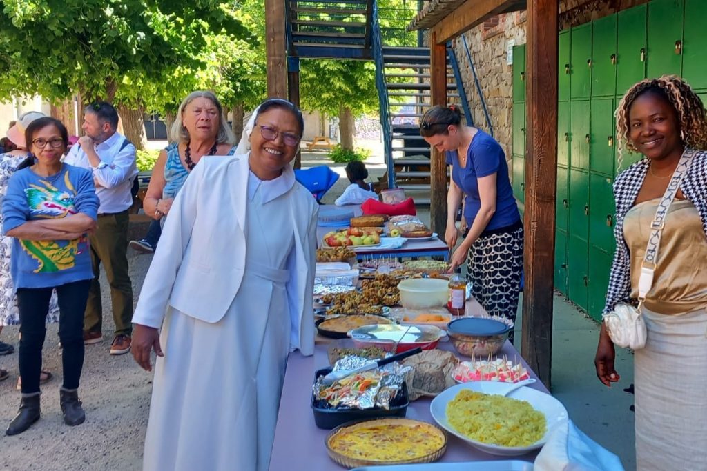 pentecôte 2026 buffet varié et apprécié Soeur Olga et Laure